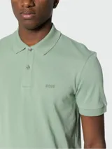 Polo de manga corta color verde menta, confeccionado en piqué de algodón, con cuello y tapeta de tres botones. Presenta un logo bordado tono sobre tono en el pecho.