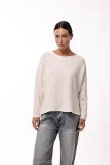 Remera de silueta relajada, confeccionada en tejido de punto, con cuello redondo, mangas largas y un bolsillo aplicado en el frente.