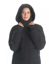 Campera puffer larga de abrigo marca BCBG Maxazria, color beige. Cuenta con capucha desmontable, cuello alto envolvente, cierre frontal bidireccional con solapa de botones a presión, bolsillos laterales, puños internos elastizados y tajos laterales con cierre en el bajo.