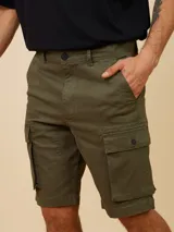 Bermuda de gabardina color gris con bolsillos laterales tipo cargo.