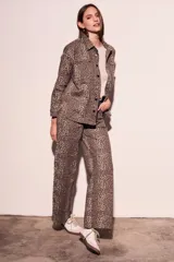 Sobrecamisa de algodón con estampado animal print, corte recto, cuello camisero, cierre frontal con botones y mangas largas con puños abotonados.