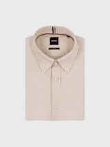 Camisa de corte slim fit en tejido oxford color beige, con cuello abotonado y logo bordado en el pecho.