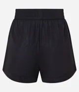 Short deportivo Get Over de corte runner, confeccionado en tejido de poliéster con microperforaciones para mayor ventilación. Presenta cintura elástica, ruedo redondeado y recortes laterales.