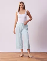 Pantalón capri de algodón a rayas verticales celestes y blancas, marca Ruby Rd. Tiene pretina con botón y cierre, pretina trasera elastizada, bolsillos delanteros y traseros, y terminación de ruedo desflecado.