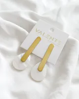 Aros colgantes con forma de lágrima, con base de nácar y aplique superior de latón dorado.