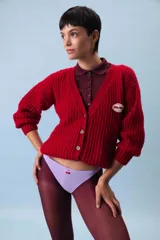 Bombacha blanca de algodón suave con bordado de cerezas rojas.