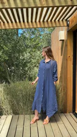 Vestido camisero amplio y largo color marrón chocolate, fabricado en Italia, con botones de nácar, cuello camisero y bolsillos laterales.