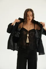 Top lencero verde militar de tencel, con escote en V decorado con encaje negro, breteles finos y detalle de dos botones forrados en el centro.