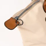 Bolso tipo tote color beige con detalles en marrón, cierre superior y bolsillo externo con cierre.