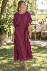 Vestido largo de gasa color bordó con estilo túnica, manga corta caída con detalles de lentejuelas y lazo ajustable en la cintura.