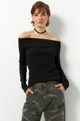 Remera color beige, strapless y de manga larga, confeccionada en algodón.