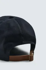 Gorra de seis paneles confeccionada en tejido de algodón, color negro, con visor curvado.