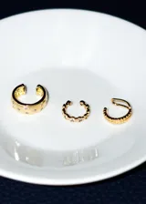 Ear cuff dorado con doble hilera de micro puntos, con baño en oro de 18k.