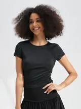 Top negro de manga corta y cuello redondo, ajustado al cuerpo.