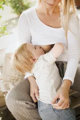 Remera de lactancia de algodón elastizado, color blanco, con mangas largas y escote redondo.