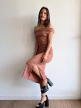 Conjunto de dos piezas compuesto por un top de escote recto y una falda larga de corte ajustado, confeccionados en tela bambula elastizada de textura arrugada.