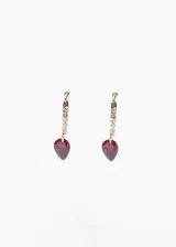 Aros tipo argolla de plata 925 con baño de oro 18k, decorados con pequeñas zirconias blancas en la parte frontal y un dije colgante en forma de gota de zirconia roja.
