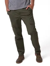 Pantalón cargo slim Caterpillar para hombre, color verde militar, con bolsillos laterales utilitarios, bolsillos traseros con solapa y cierre de cremallera con botón.