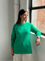 Sweater de punto color verde con diseño de rombos en relieve, cuello redondo y mangas largas con puños ajustados.
