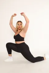 Top deportivo negro con tirantes finos y almohadillas removibles.