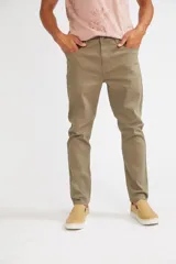 Pantalón de gabardina corte regular, con cierre y botón frontal, diseño de cinco bolsillos y pasacintos.
