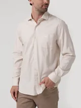 Camisa de manga larga RKF modelo Flasquare, color beige con sutil patrón a cuadros, cuello camisero, cierre frontal con botones y un bolsillo ojal en el pecho con el logo bordado de la marca.