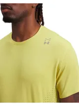 Remera deportiva Under Armour de manga corta, color amarillo lima, con perforaciones estratégicas para ventilación y logotipos reflectantes.