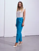 Pantalón de vestir color celeste, de corte recto y largo tobillero. Confeccionado en gabardina elastizada. Marca Zac & Rachel.