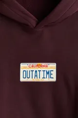 Canguro de corte holgado en color bordó, con capucha forrada, bolsillo frontal tipo canguro y estampado central que simula una matrícula de California con la inscripción 'OUTATIME'.