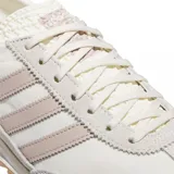Zapatillas Adidas SL 72 OG W color crema con las tres tiras laterales en rosa pálido y suela de goma color caramelo.