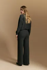 Pantalón de punto de corte ancho y fluido, con cintura elástica y diseño relajado.