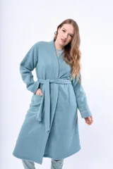 Bata azul marino de toalla con cuello esmoquin, lazo para ajustar en la cintura y bolsillos laterales.