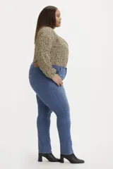 Jean de tiro medio color azul, de corte recto y calce modelador.