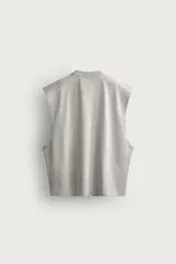 Musculosa de hombre con corte relaxed fit, cuello redondo y sisas amplias. Confeccionada en tejido de algodón con efecto lavado en tono rojo.