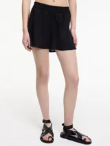 Short negro de tiro medio con pretina elástica y bordado en los laterales.