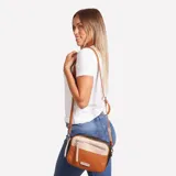 Cartera bandolera de cuero sintético color marrón con detalles en beige y negro. Tiene correa larga regulable, cierre superior y bolsillo frontal con cierre.