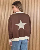 Cardigan de punto color marrón con detalles en tono arena en los bordes de la botonera, cuello en V, dobladillo y puños. Cuenta con cierre frontal de botones.