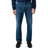 Pantalón de jean Wrangler en color azul con lavado clásico, corte recto y cierre frontal con botón y cremallera.