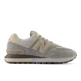 Championes urbanos New Balance modelo 574, color gris con detalles en beige, confeccionados en gamuza y malla, con logo "N" característico en los laterales y entresuela ENCAP.