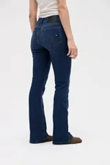 Jean de corte oxford con ajuste en cintura y caderas, confeccionado en denim azul oscuro con lavado uniforme.