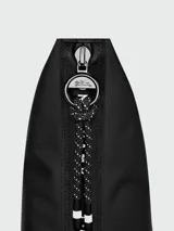 Cartera tipo bandolera de diseño semicircular o de media luna, perteneciente a la línea Le Pliage Energy de Longchamp. Está confeccionada en color negro con herrajes metálicos plateados, cierre superior con cremallera y correa ajustable para el hombro.