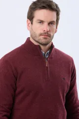 Buzo tejido de lana con cuello alto y medio cierre metálico frontal. Presenta puños y ruedo acanalados, con logo bordado en el pecho.