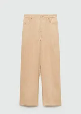 Pantalon de corte recto y tejido fluido, color beige, con cierre frontal de cremallera y botón, trabillas para cinturón y bolsillos laterales.