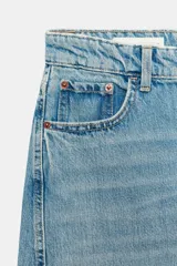Jeans de tiro medio con diseño de volumen crop y perneras curvas. Presenta cinco bolsillos, cierre frontal con cremallera y botón metálico.