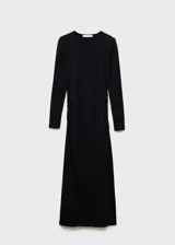 Vestido midi de punto, color negro, con diseño entallado, cuello redondo y manga larga.