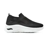 Championes deportivos color beige, tipo slip-on, con capellada de tejido de punto y suela blanca con plataforma.