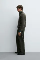 Jersey de punto de corte regular, con cuello perkins y cierre frontal parcial con botonadura. Presenta manga larga y acabados en rib en puños y bajo.