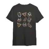 Remera blanca de algodón premium con cuello redondo y manga corta. Presenta un pequeño bordado o estampado en el pecho izquierdo con el diseño de una porción de pizza delineada en negro, con detalles internos en amarillo y naranja.