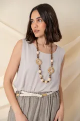 Musculosa color gris claro, sin mangas y con cuello redondo.