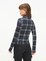 Polera de cuello alto con estampado de piel de serpiente en tonos lila y marrón.